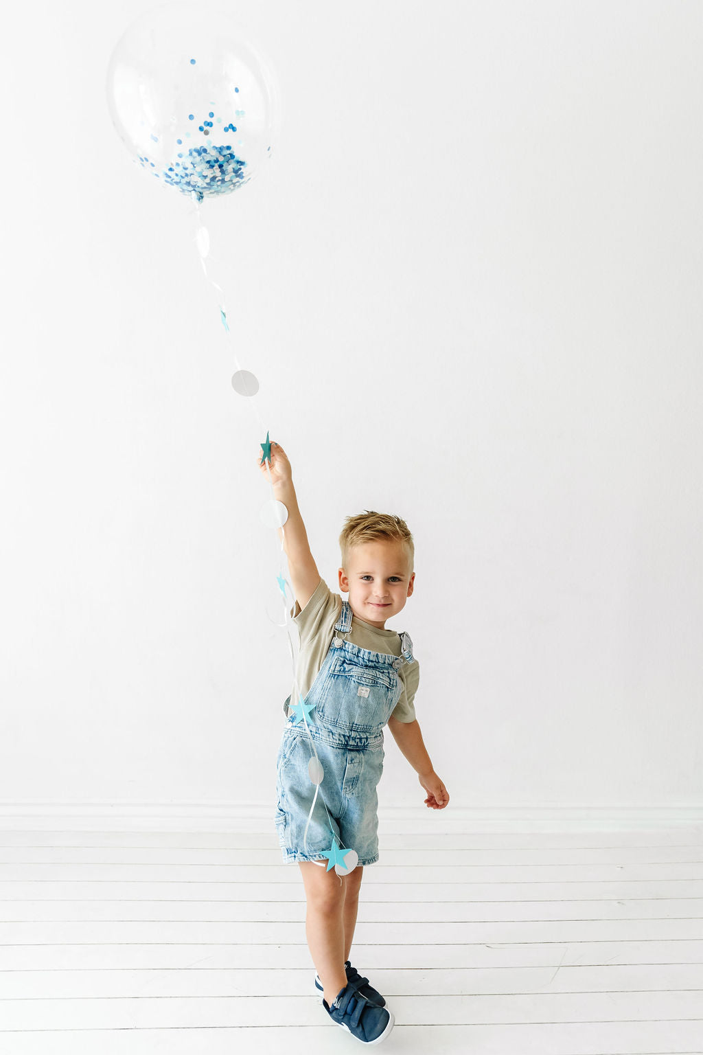 18" Clear Balloon with Blue Confetti & Star Garland