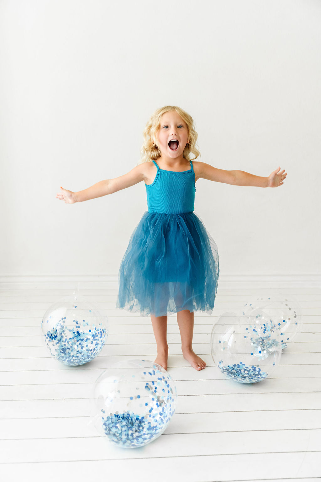 18" Clear Balloon with Blue Confetti & Star Garland